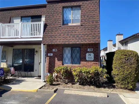 188 E Cambridge Dr #188, Copiague, NY 11726