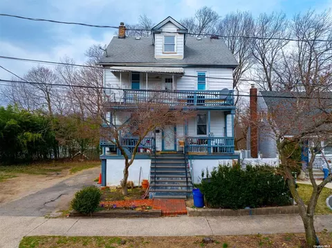 5 Charles Ave, Port Washington, NY 11050