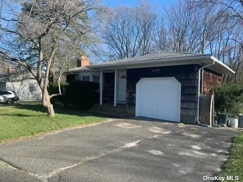 142 W Woodside Ave, Patchogue, NY 11772