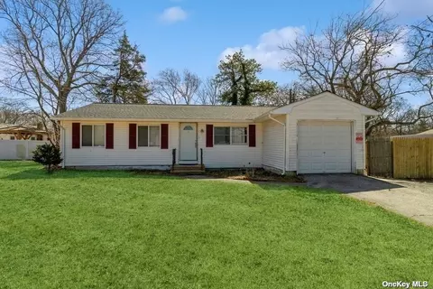 4 Rhonda Ln, Selden, NY 11784