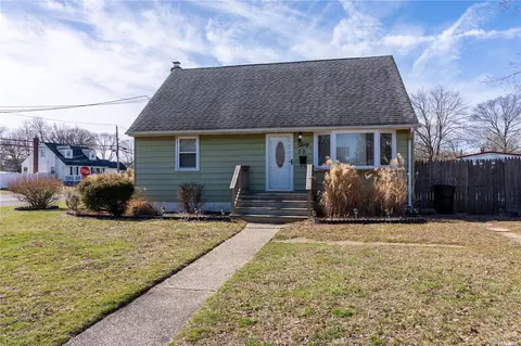 30 Gail Dr, Lake Ronkonkoma, NY 11779