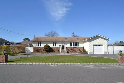 45 Montgomery Ave, West Babylon, NY 11704