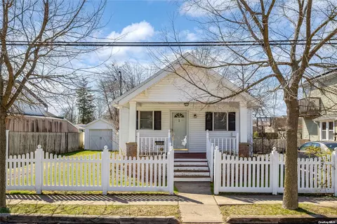 1 Maplewood Ave, Farmingdale, NY 11735