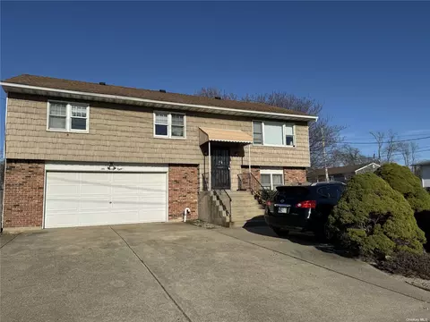 698 Shore Rd, Lindenhurst, NY 11757