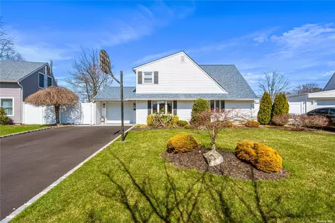 39 Glazer Ln, Levittown, NY 11756