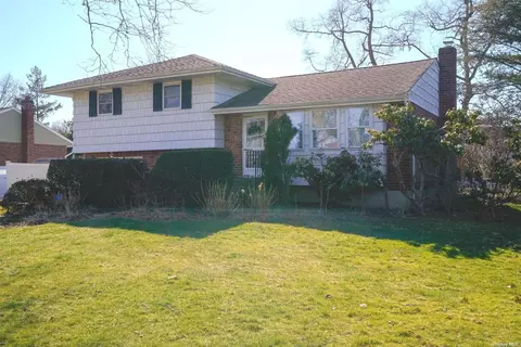 8 Sycamore Ln, Commack, NY 11725