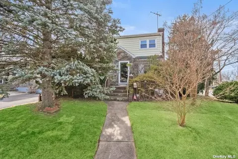 90 Webster St, Lynbrook, NY 11563