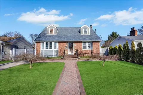 194 Hopper St, Westbury, NY 11590