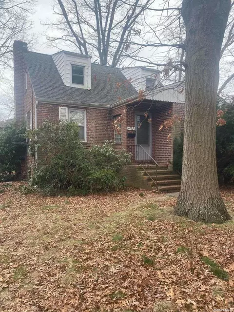 122 W 5th St, West Islip, NY 11795