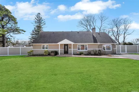 92 Huron Dr, Bay Shore, NY 11706