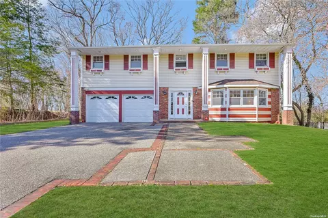 19 Campus Dr, East Setauket, NY 11733