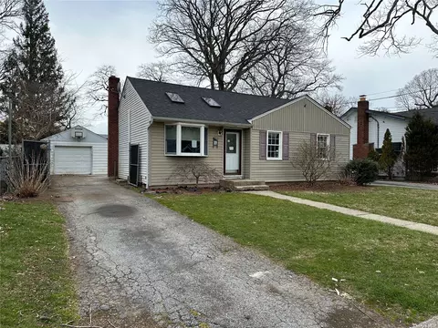 39 Wall St, East Farmingdale, NY 11735