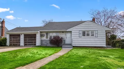 157 Elkton Ln, North Babylon, NY 11703