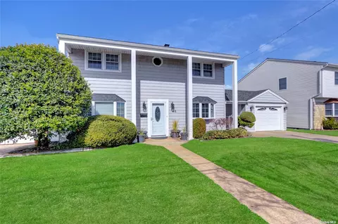 45 Cleveland Pl, Massapequa, NY 11758