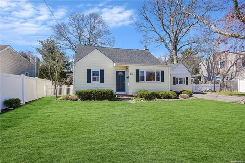 42 Gladstone Ave, West Islip, NY 11795