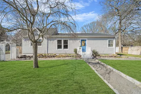 35 Arrowhead Dr, Shirley, NY 11967