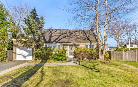 12 Greely Sq, Glen Head, NY 11545