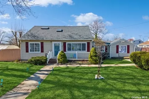 308 Muncy St, Lindenhurst, NY 11757
