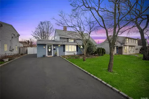 177 Acre Ln, Hicksville, NY 11801