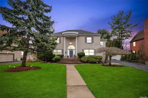 274 Park Ave, Westbury, NY 11590