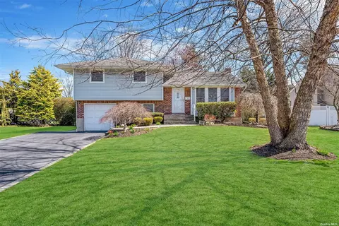 17 Sycamore Ln, Commack, NY 11725