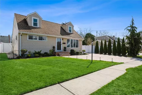 7 Smith St, Hicksville, NY 11801