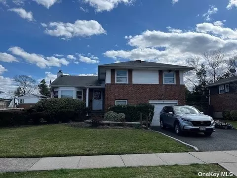 7 Maxine Ave, Plainview, NY 11803
