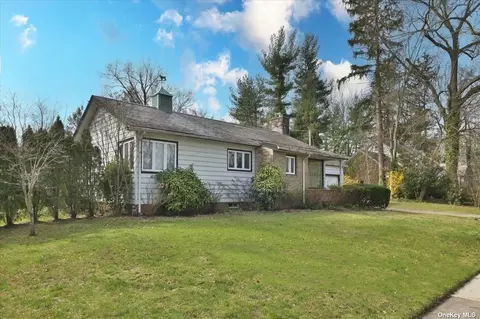 25 N Somerset Dr, Great Neck, NY 11020