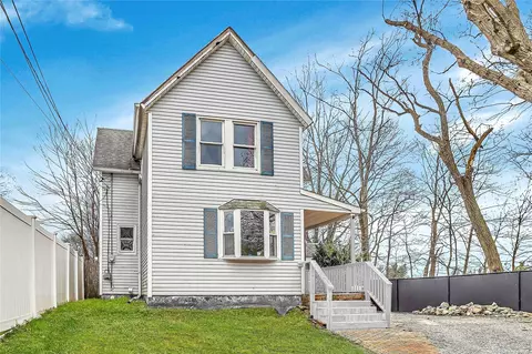 2 Charles Ave, Port Washington, NY 11050