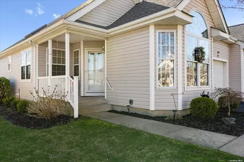 32 Goose Neck Ln #32, Riverhead, NY 11901