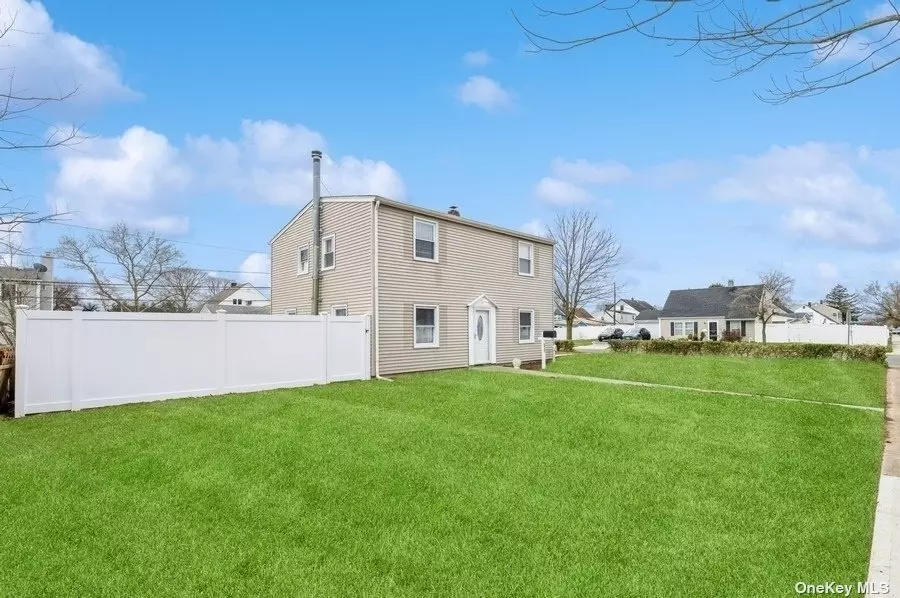 102 Old Farm Rd, Levittown, NY 11756 36 Photos Movoto