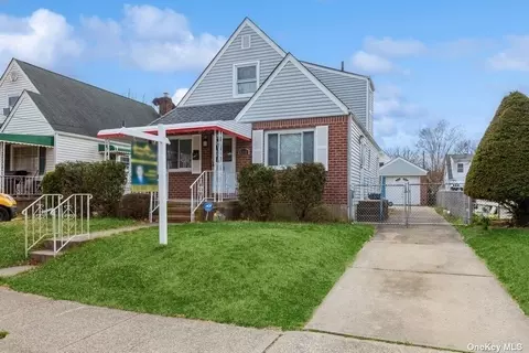 83-46 263rd St, Floral Park, NY 11004