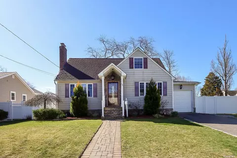 16 Meade Ave, Babylon, NY 11702