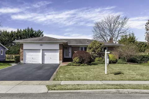 11 Montgomery Pl, Jericho, NY 11753