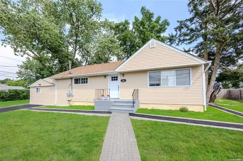 24 Penndale Dr, Amityville, NY 11701
