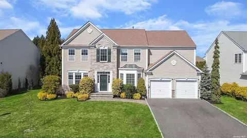 18 Avolet Ct, Mount Sinai, NY 11766