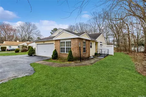 6 Possum Path #6, Coram, NY 11727