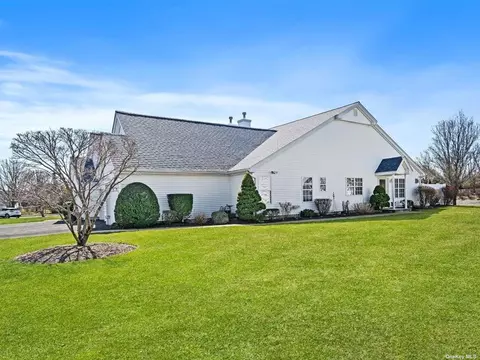 3 Summerfield Ln S #3, Riverhead, NY 11901