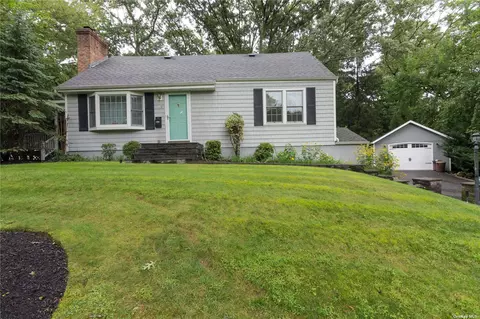 99 Berg Ave, Kings Park, NY 11754