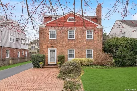 119 Midgely Dr, Hewlett, NY 11557