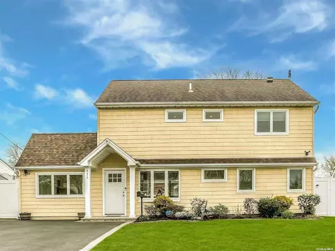 275 E Twin Ln, Wantagh, NY 11793