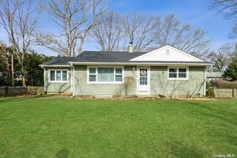 1 Dogwood St, Sag Harbor, NY 11963