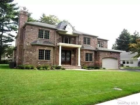 77 Shepherd Ln, Roslyn Heights, NY 11577