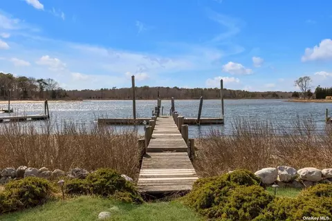 13 Harbor Rd, Aquebogue, NY 11931