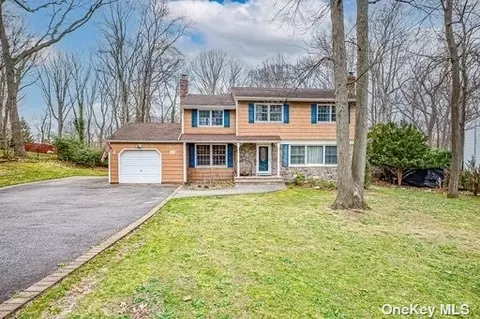 39 Spruce St, Smithtown, NY 11787