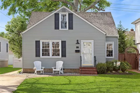 62 Chestnut St, Massapequa, NY 11758