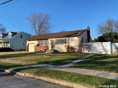 512 N Greene Ave, Lindenhurst, NY 11757