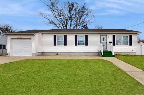 25 E Walnut St, Central Islip, NY 11722
