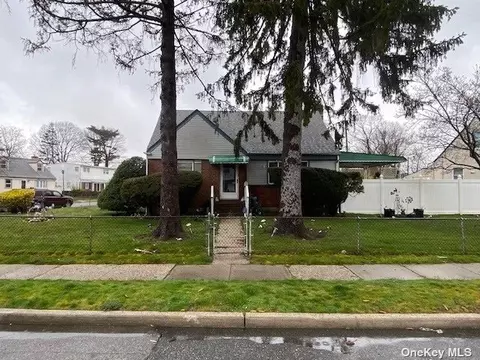 572 Decatur St, Uniondale, NY 11553