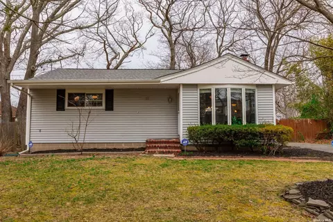 31 Maple Rd, Rocky Point, NY 11778
